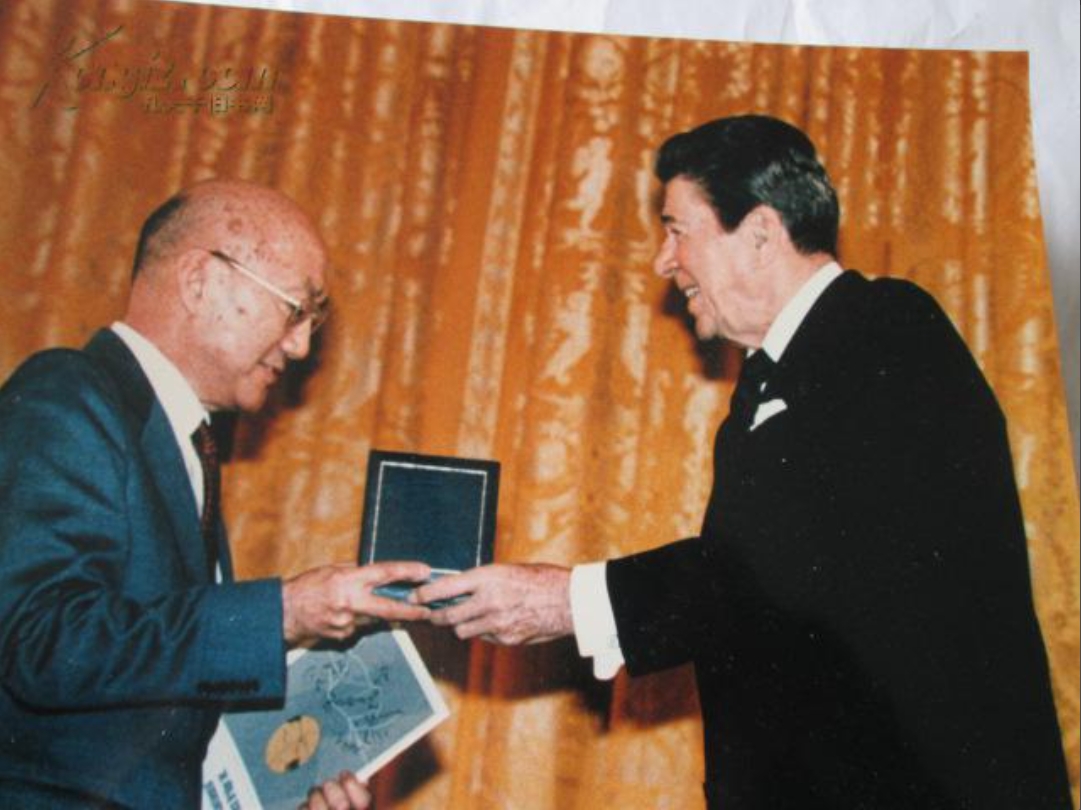0103-1986年，林同炎获得美国总统里根在白宫办法的国家科学奖章.png
